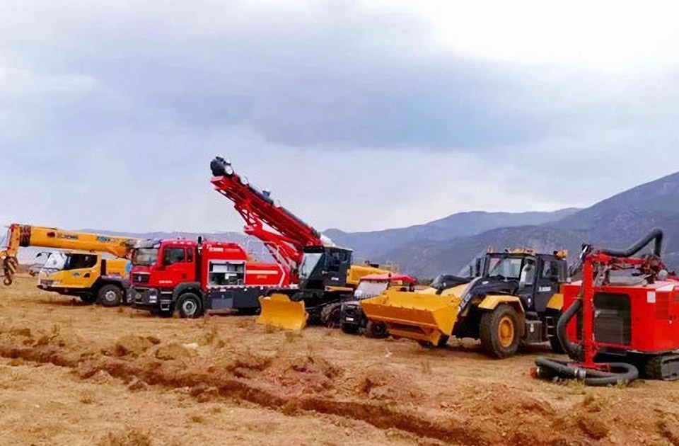 徐工參與空地聯(lián)合營救滅火、“孤島”救援、堰塞湖險情處置等實戰(zhàn)演練。