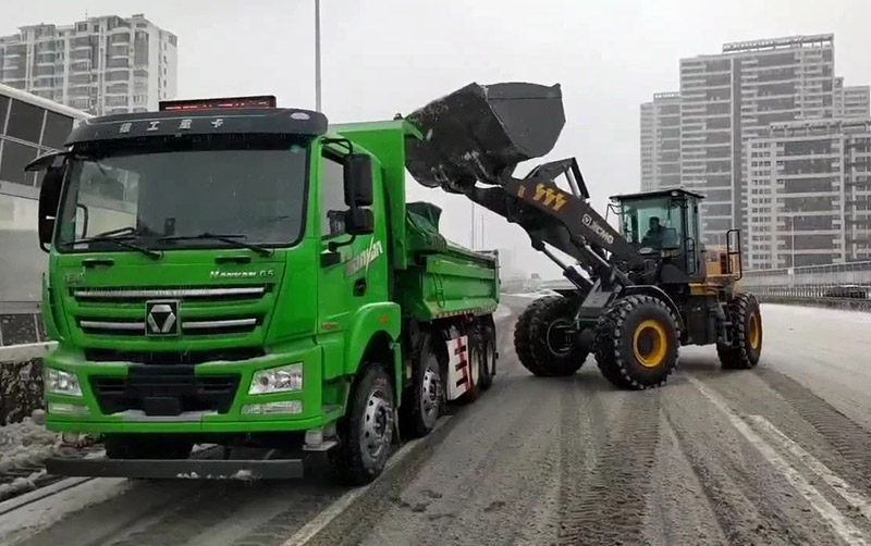 除雪保暢通，徐工汽車在行動