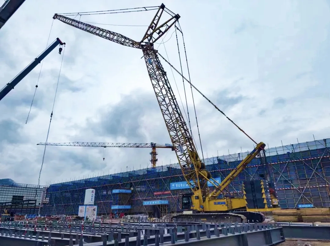 “鋼”鐵的意志！徐工XGC320履帶起重機參建大跨度鋼結構工業(yè)廠房
