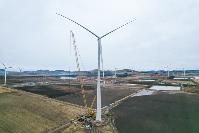 高空之巔，再鑄榮光！XLC18000M助力大型風電場首臺185米風機成功吊裝