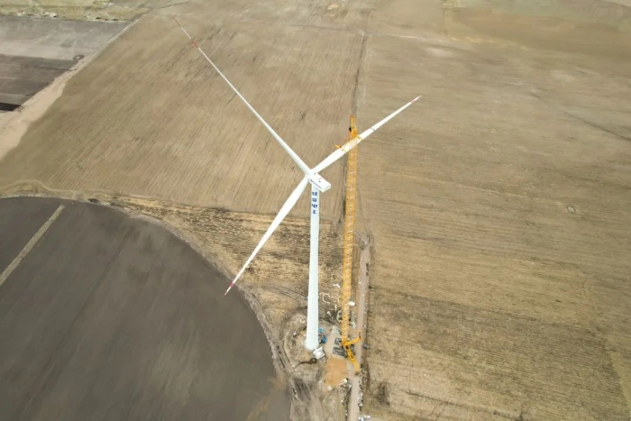 高空之巔，再鑄榮光！XLC18000M助力大型風電場首臺185米風機成功吊裝