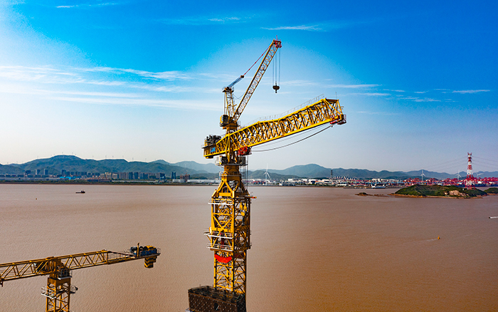 雙塔筑脊梁！徐工超大塔助建世界級大橋