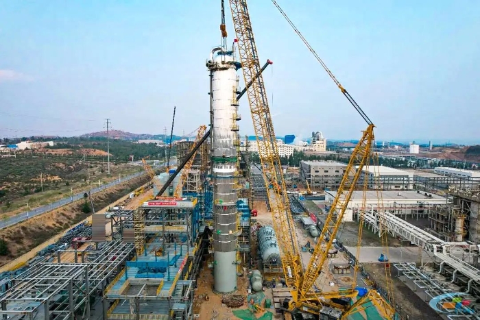 二十載老將再建功！徐工QUY450協(xié)助XGC12000輕松搞定百噸精餾塔